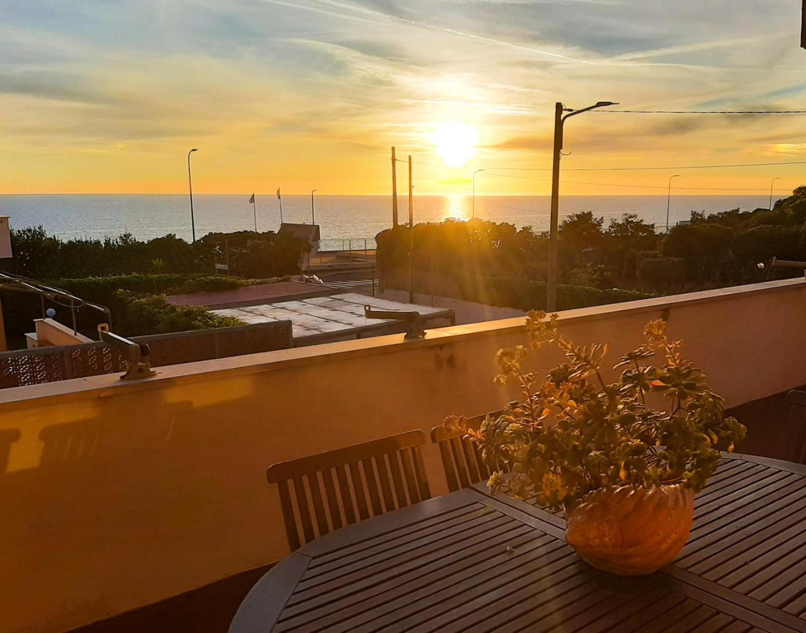 Mira Il Mare Seaview - 40m From The Beach, Perfect For Sunsets Apartment Anzio